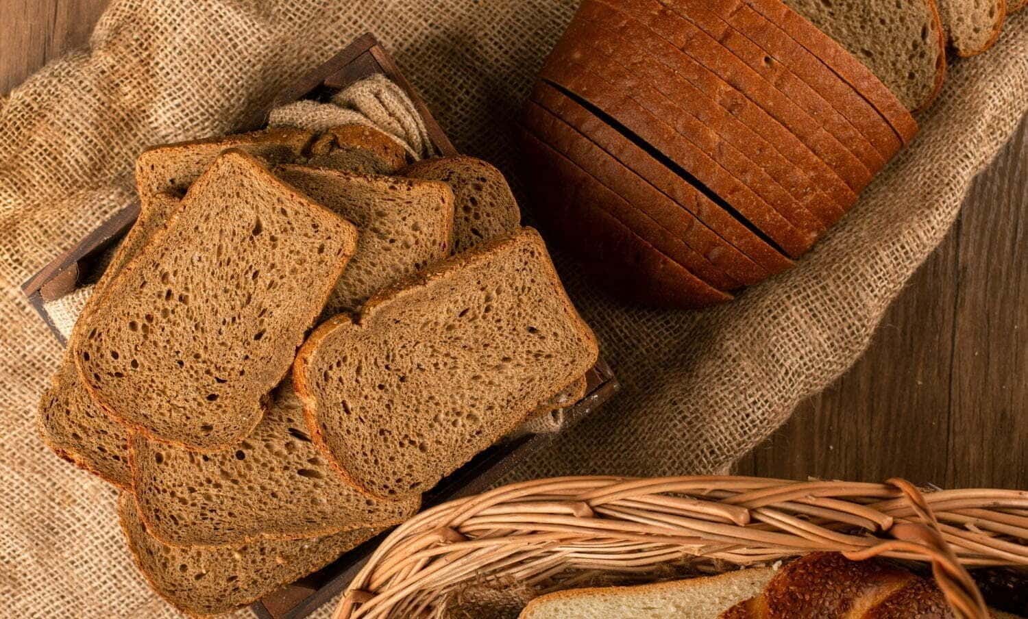 Rebanadas de pan integral en la canasta / alimentos integrales