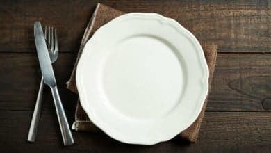 Plato vac&iacute;o en la mesa de madera / ayunar