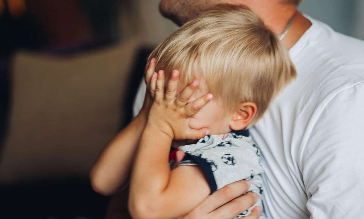 ni&ntilde;o peque&ntilde;o llorando mucho / berrinche