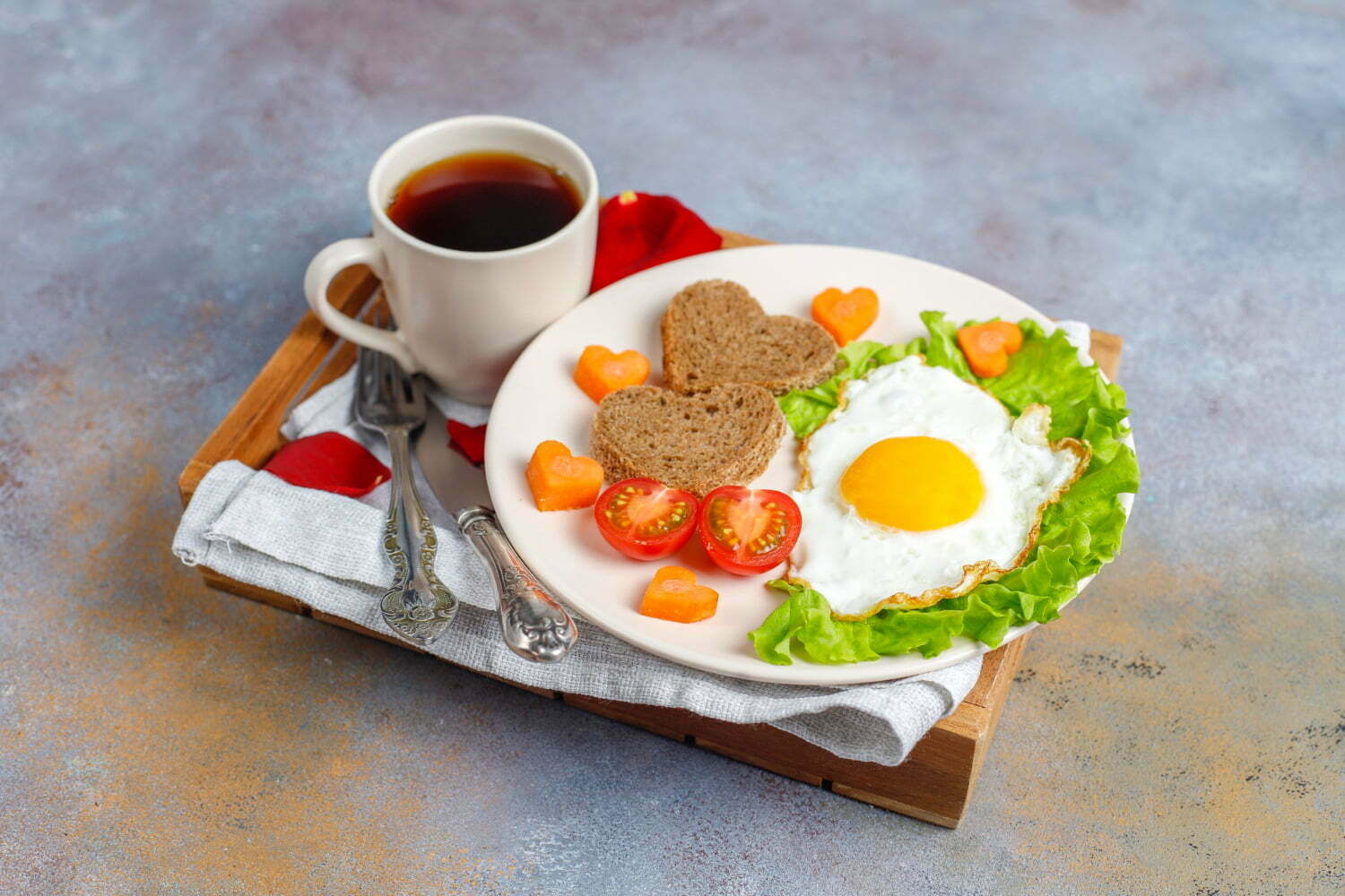 desayuno con huevos fritos y pan en forma de corazón y verduras frescas | alimentos que debes evitar en el desayuno