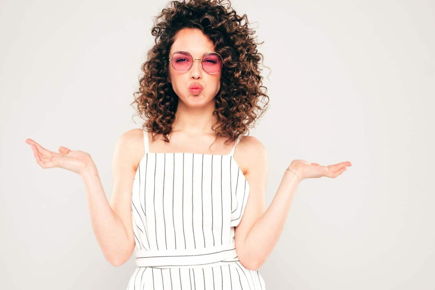 modelo sonriente con peinado afro rizos / cabello rizado