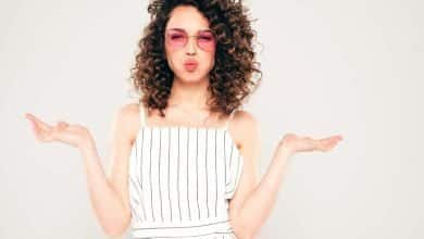 modelo sonriente con peinado afro rizos / cabello rizado