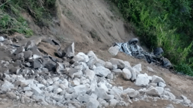 carro tanque cay&oacute; por un abismo