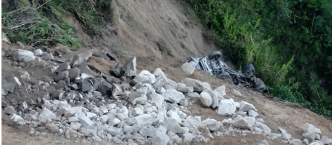 carro tanque cay&oacute; por un abismo