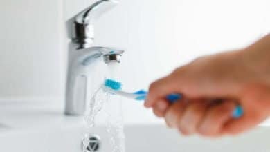 Por qu&eacute; es importante no mojar el cepillo antes de cepillarse los dientes cepillarse la lengua