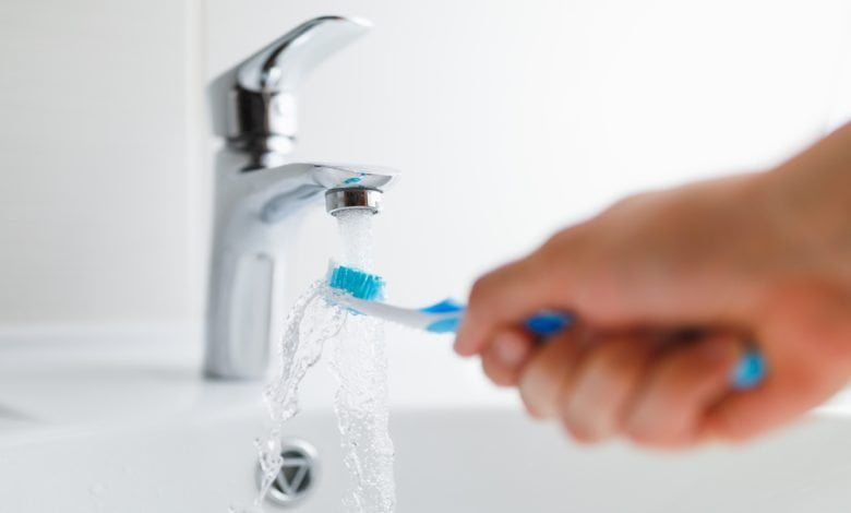 Por qué es importante no mojar el cepillo antes de cepillarse los dientes
