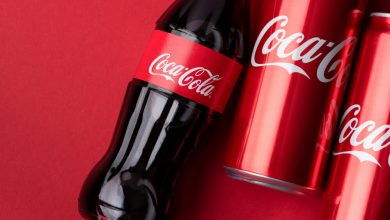 Una botella y dos latas de Coca Cola sobre un fondo rojo | Coca-Cola pirata