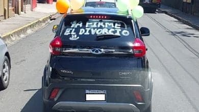 Video: Decor&oacute; su veh&iacute;culo con globos para salir a las calles a celebrar la firma de su divorcio