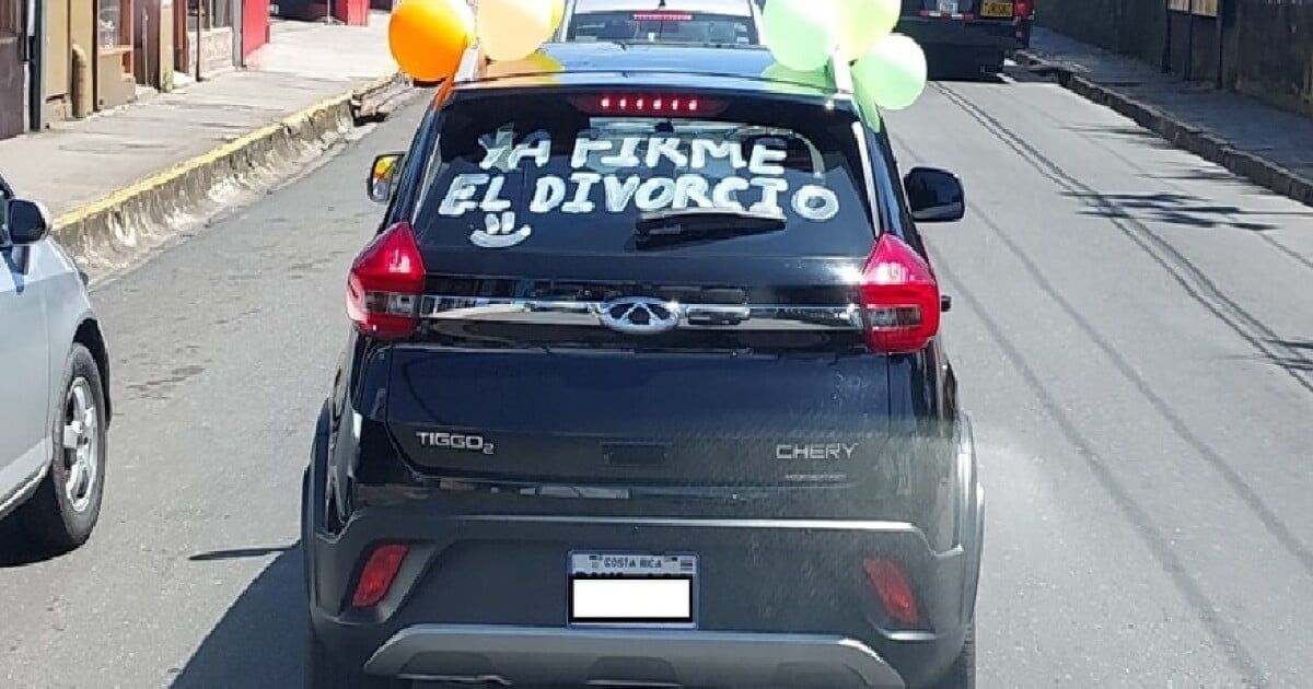 Video: Decoró su vehículo con globos para salir a las calles a celebrar la firma de su divorcio