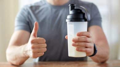 hombre con alimentos ricos en prote&iacute;nas / dieta del batido de prote&iacute;nas