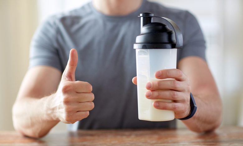 hombre con alimentos ricos en prote&iacute;nas / dieta del batido de prote&iacute;nas