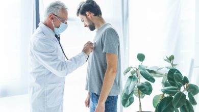 hombre con c&aacute;ncer de pulm&oacute;n y depresion, siendo revisado por un m&eacute;dico / demencia / trastorno / ex&aacute;menes anuales / s&iacute;ndrome de Cotard