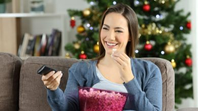 Mujer viendo televisi&oacute;n en Navidad / estrenos de Netflix / series