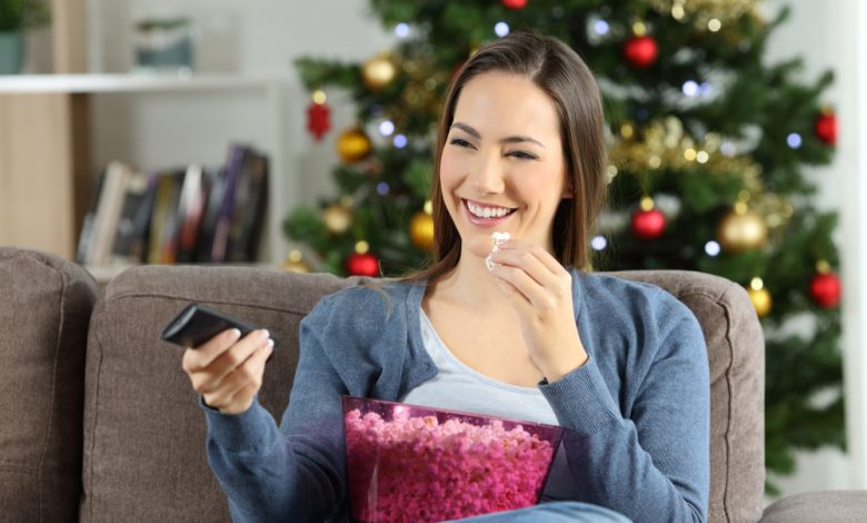 Mujer viendo televisi&oacute;n en Navidad / estrenos de Netflix / series