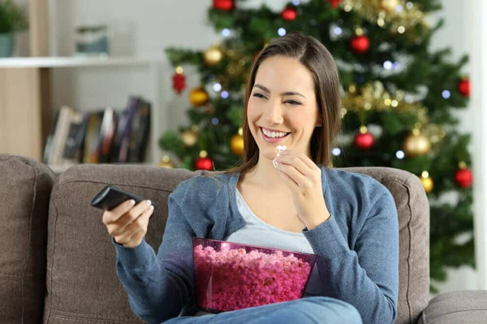 Mujer viendo televisi&oacute;n en Navidad / estrenos de Netflix / series