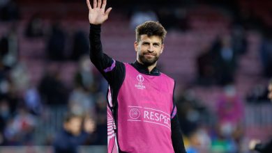 Pique se calienta antes del partido de la Liga Uefa Europa entre el FC Barcelona y el SSC Napoli en el estadio Camp Nou