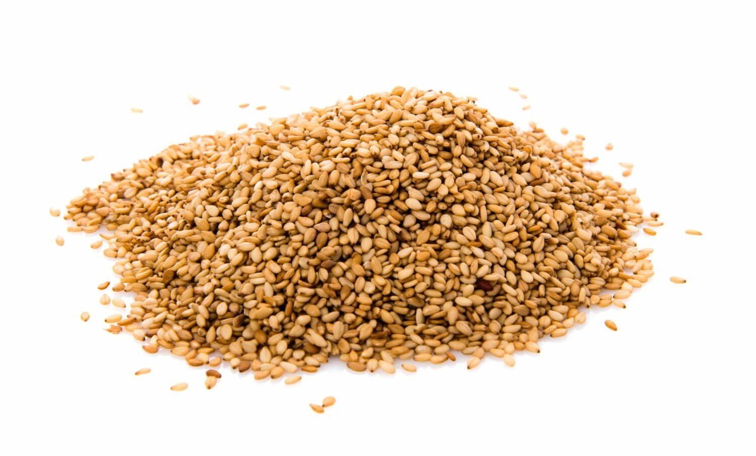 Semillas de s&eacute;samo doradas sobre fondo blanco