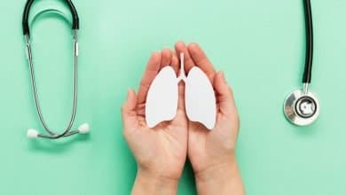 manos sosteniendo pulmones hechos de papel