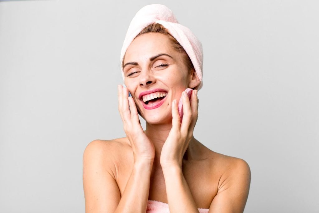 mujer adulta cuidando su rostro para una piel m&aacute;s clara