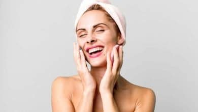 mujer adulta cuidando su rostro para una piel m&aacute;s clara