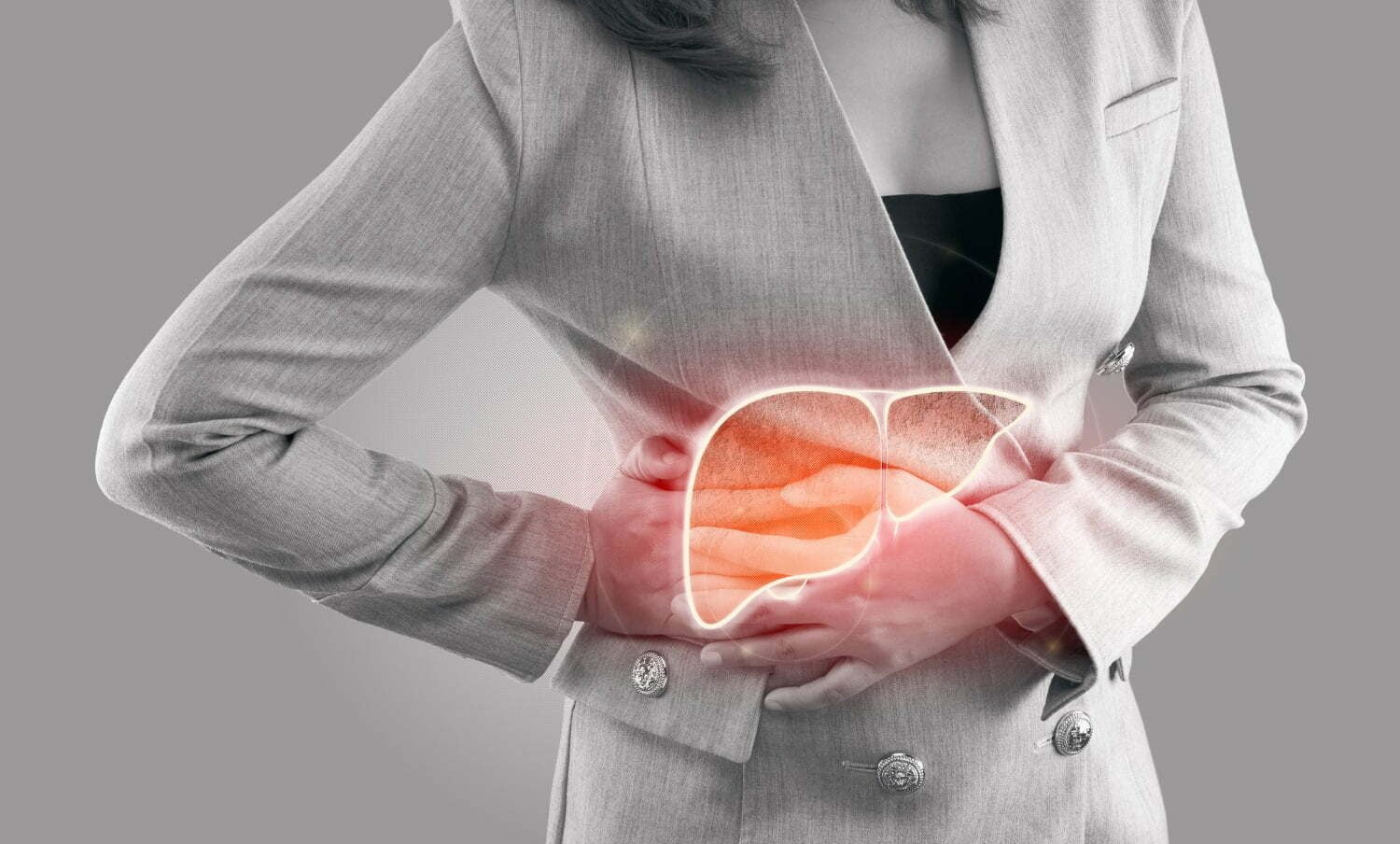mujer tocando su abdomen sobre el lugar donde está el hígado, con una ilustración del órgano encima - hígado y alcohol | redes sociales enfermedades - higado graso