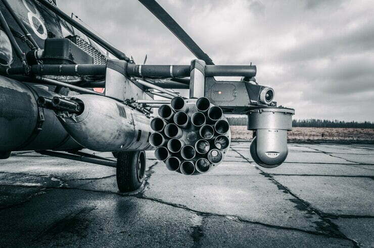 helic&oacute;ptero con lanzamisiles dispuesto para disparar