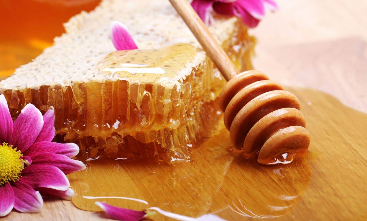 Miel en la mesa de madera / jalea real