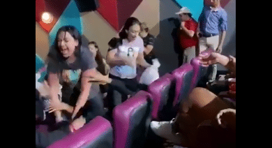 mujeres pelean en una sala de cine