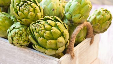 Alcachofas en una caja de madera / limpiar el h&iacute;gado