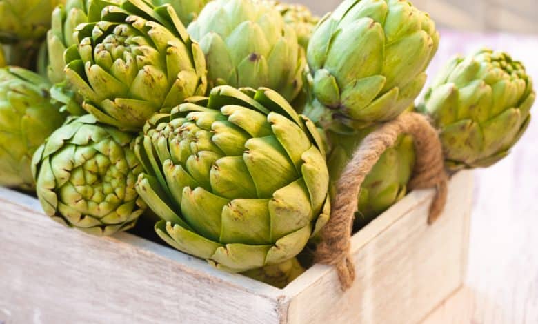 Alcachofas en una caja de madera / limpiar el h&iacute;gado