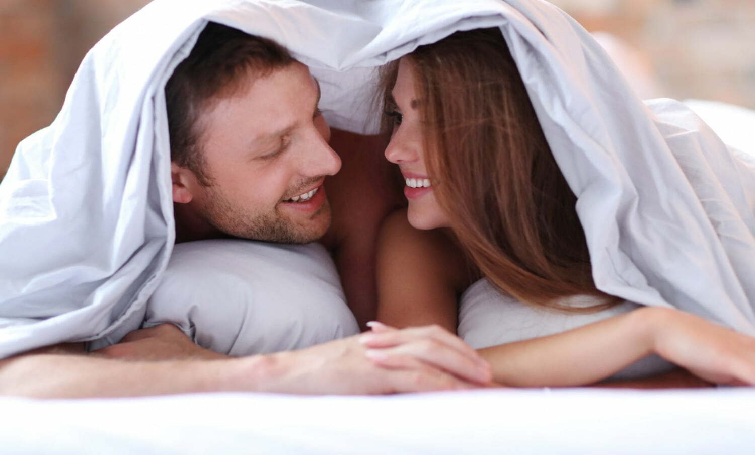 Pareja en intimidad debajo de las sábanas - fantasías - relaciones sexuales a diario