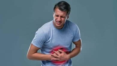 Hombre con dolor de est&oacute;mago por grastritis relacionada con las emociones / par&aacute;sitos - gastritis