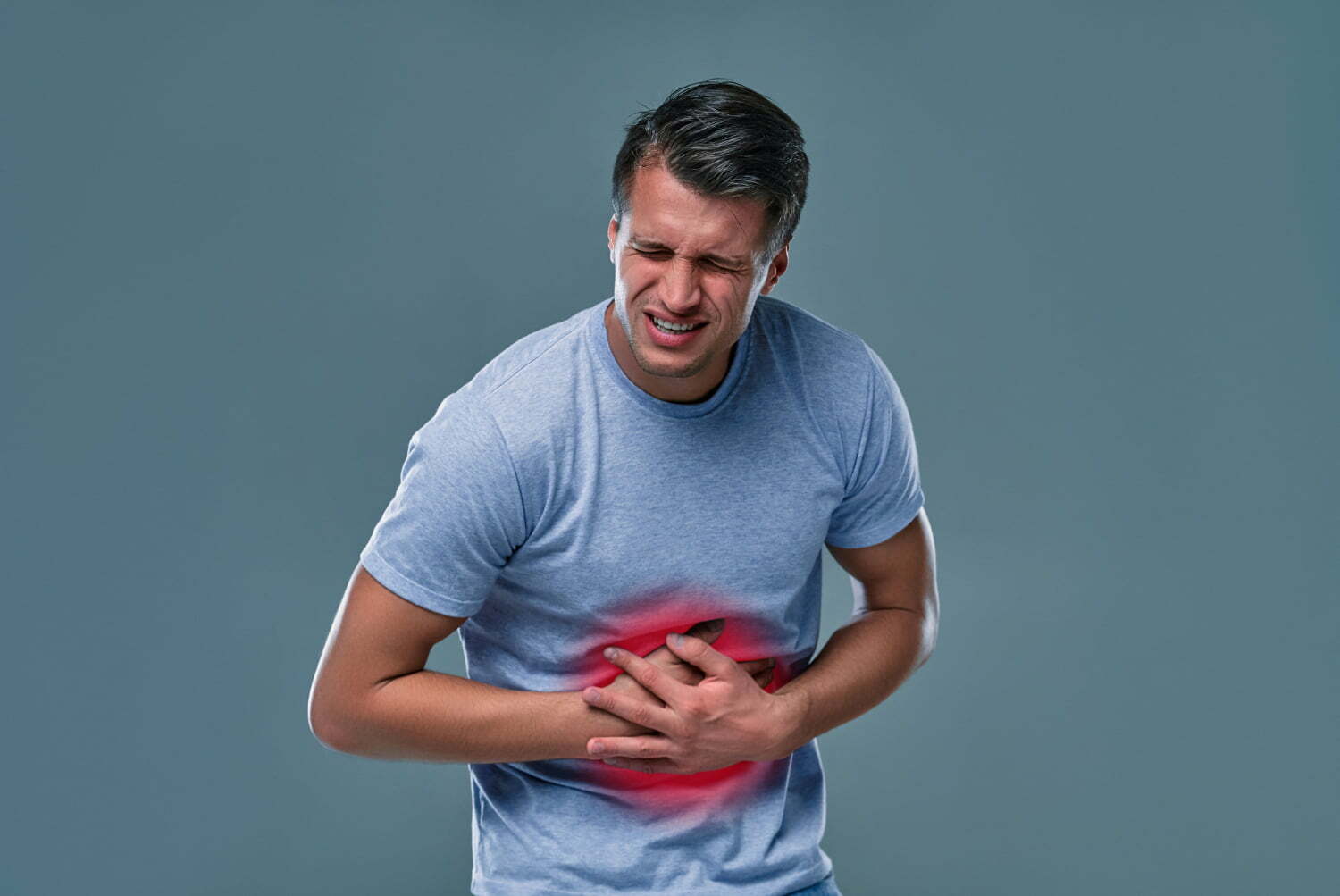 Hombre con dolor de est&oacute;mago por grastritis relacionada con las emociones / par&aacute;sitos - gastritis