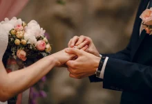 Novio poniendo el anillo en el dedo de la novia cantante | parejas famosas | celebridades casaron fans