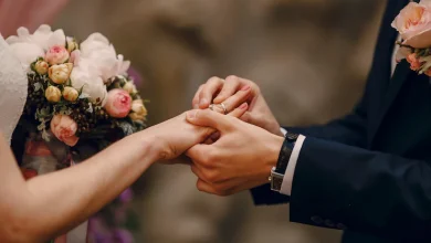 Novio poniendo el anillo en el dedo de la novia cantante | parejas famosas | celebridades casaron fans | alcalde