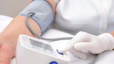 El m&eacute;dico mide la presi&oacute;n arterial de una persona adulta. Los medicamentos que nunca deber&iacute;as mezclar con caf&eacute; - presi&oacute;n arterial baja