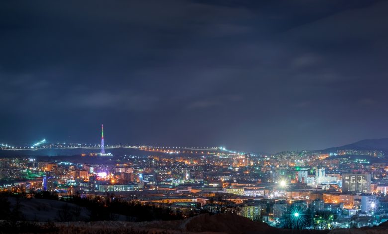 Vistas nocturnas de Murmansk, noche polar / sol