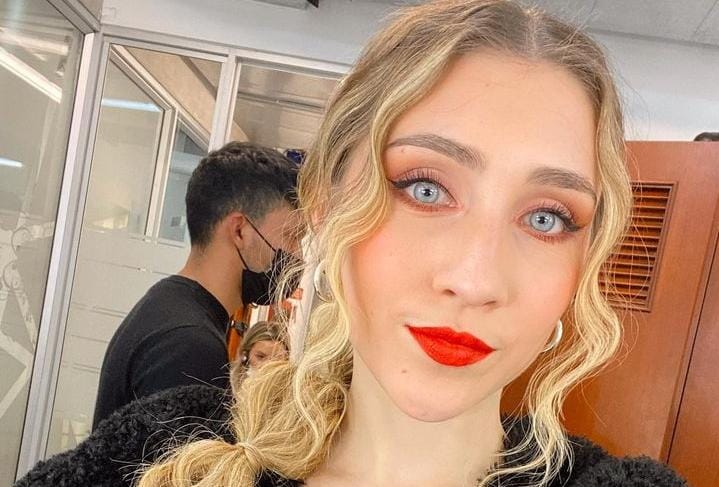 Olga luc&iacute;a vives frente al poster de Encanto / Acoso