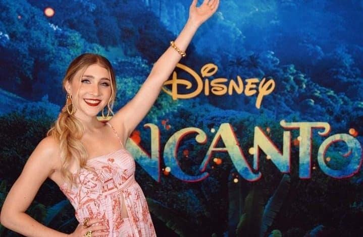 Olga luc&iacute;a vives frente al poster de Encanto / Acoso