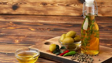 Aceitunas y botella de aceite de oliva: una de las grasas diet&eacute;ticas saludables