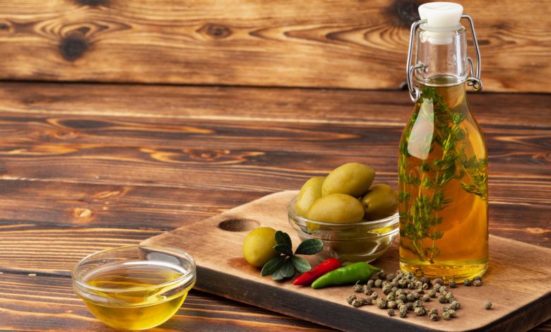 Aceitunas y botella de aceite de oliva: una de las grasas dietéticas saludables