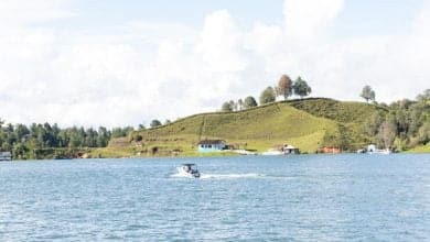 Paisaje en la represa de guatap&eacute; en colombia con casas de &aacute;rboles de monta&ntilde;as y personas que Tolima pablo escobar / colombia