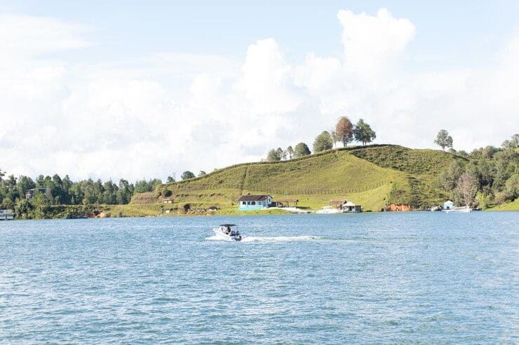 Paisaje en la represa de guatap&eacute; en colombia con casas de &aacute;rboles de monta&ntilde;as y personas que Tolima pablo escobar / colombia