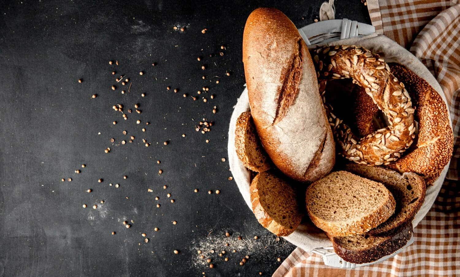 Vista superior de la canasta llena de panes / pan