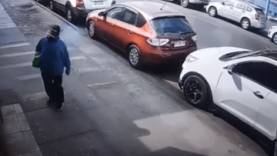 padre devolviendo las cosas que su hija rob&oacute;