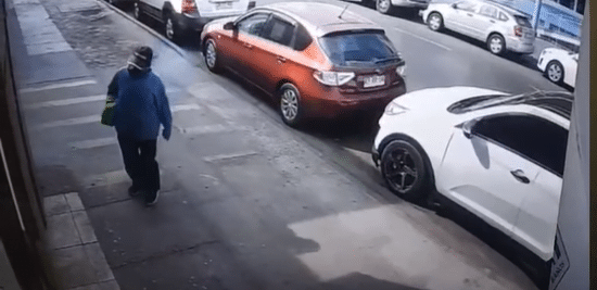 padre devolviendo las cosas que su hija rob&oacute;