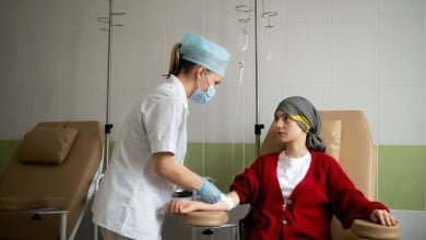 paciente recibiendo tratamiento de quimioterapia por uno de los tipos de c&aacute;ncer m&aacute;s comunes