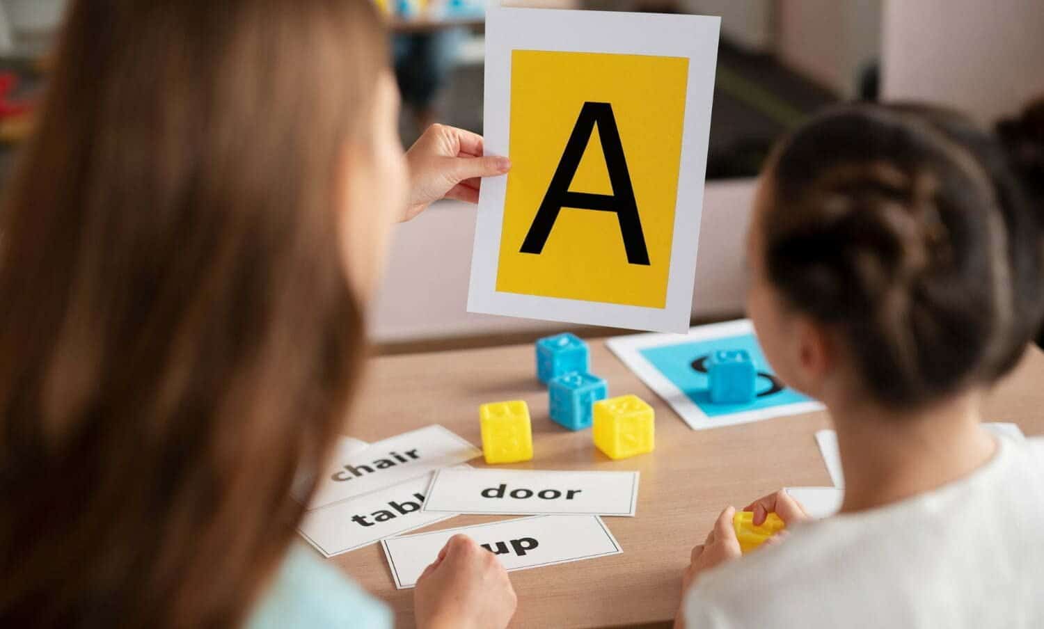 ni&ntilde;a con trastorno del lengua en terapia con una profesional