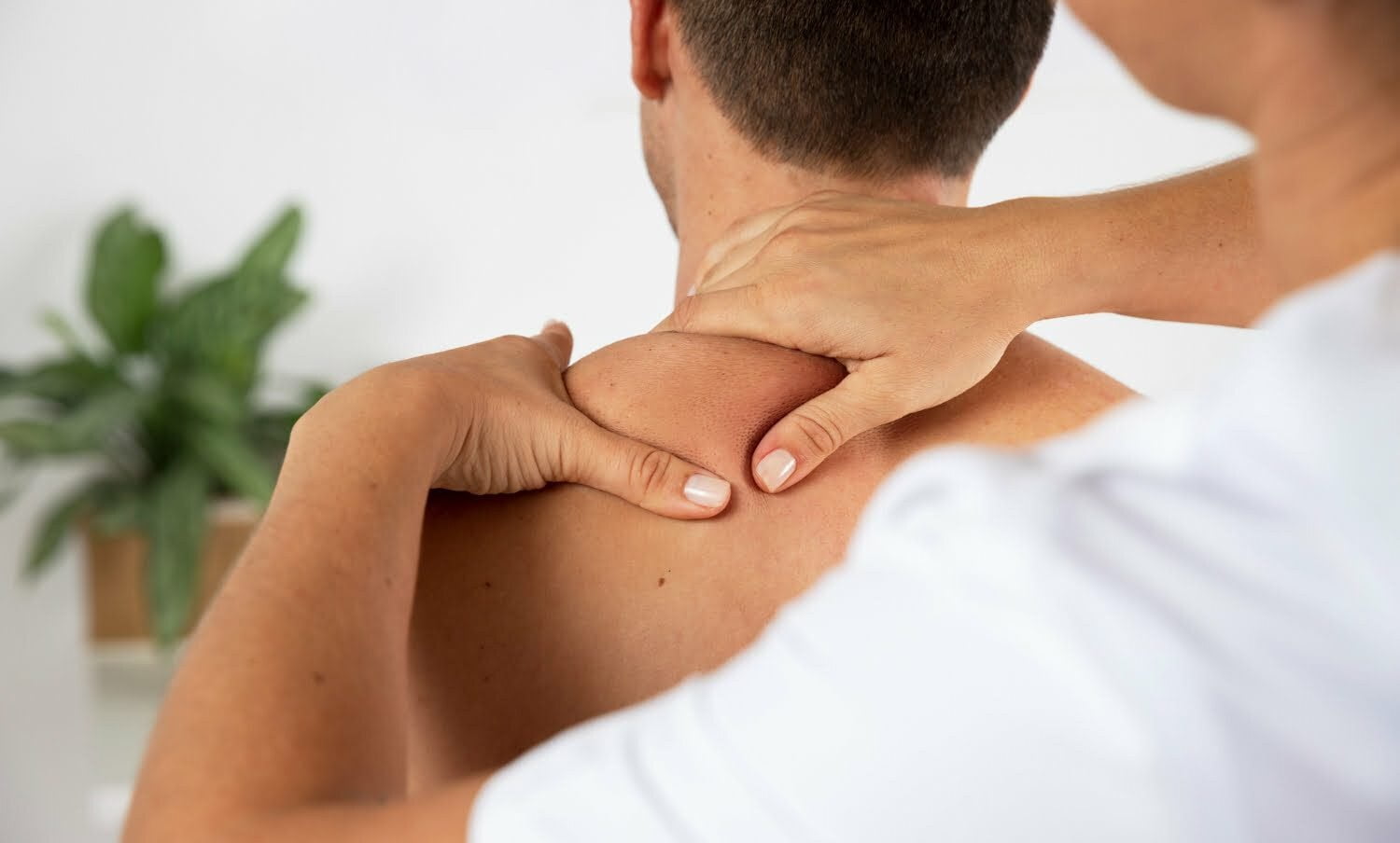 Fisioterapeuta realizando masaje terapéutico en cliente masculino / estado vegetativo