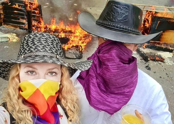 alemana participando en el paro nacional